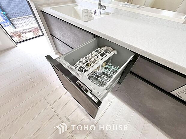 「ビルトインタイプ食器洗乾燥機」通常の手洗いでは使用出来ないほど高温のお湯や高圧水流を使うことにより汚れを効果的に落とすことができる。