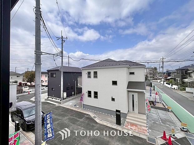 星空が地上に映りこむかのような夜景のきらめきまで、この街ならではの美しい風景の物語が室内に展開。