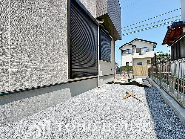 リビングの窓先に緑を感じる生活が贅沢に感じる世の中です。ガーデニングで癒しの空間を。