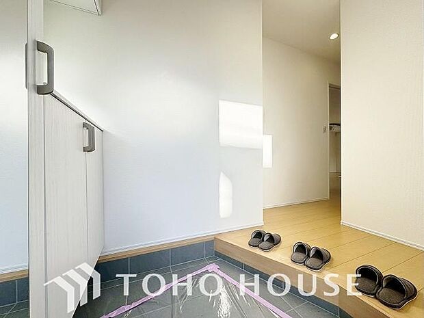 毎日みんなを見送り、そして迎え入れる場所だから。帰りたくなる家をテーマに設計した、自慢の玄関です。