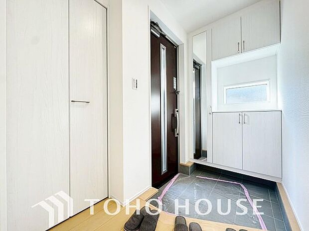 ゲストを招き、家族を迎える玄関は、ディスプレイや照明にこだわってみてはいかがでしょうか。