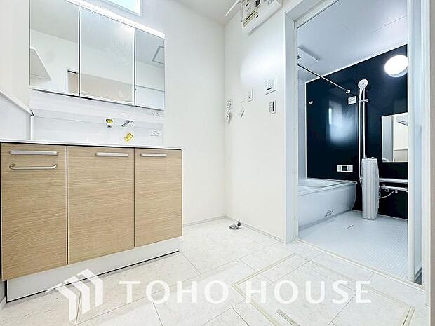 身だしなみのチェックがしやすい大きな鏡、下には収納がたっぷり。スッキリとした空間を演出いたします。