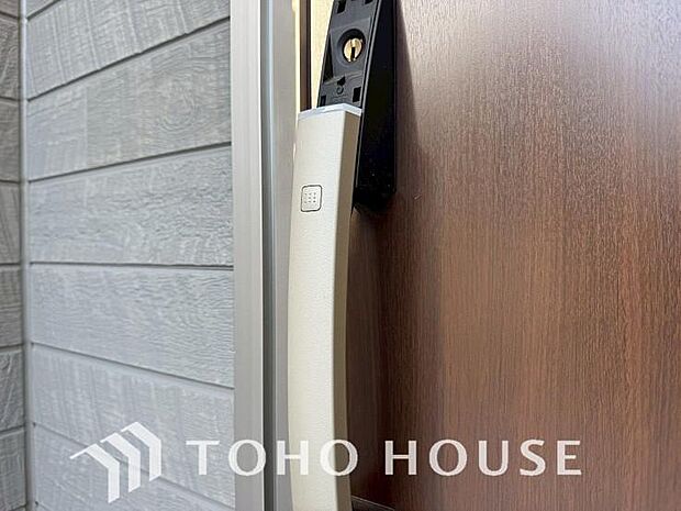 ICチップを用いたカードやボタンなどで玄関扉の鍵の施錠・解錠が出来る設備。