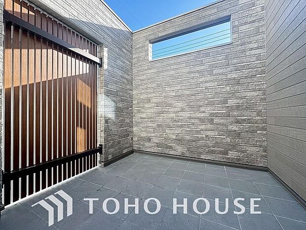 リビングの窓先に緑を感じる生活が贅沢に感じる世の中です。ガーデニングで癒しの空間を。