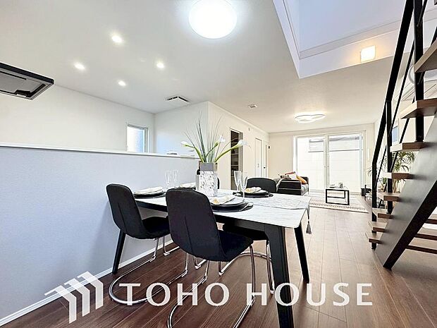 光が注がれる青い空から鮮やかに赤色にゆっくりと染まる。そんな優しい時間がここでは流れてゆく。