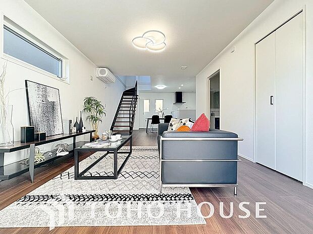 爽やかな通風と採光を存分に感じる事が出来る空間。毎日の暮らしに癒しをもたらす居心地の良いリビング。