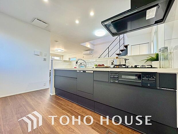 家族みんなでゆったりと調理や食事の準備ができる十分な広さを確保した、快適なキッチンスペース。