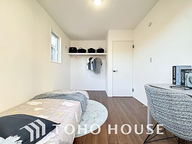 落ち着いたカラーの室内。インテリアやファブリックでお好みのテイストデザインを取り入れて頂けます。