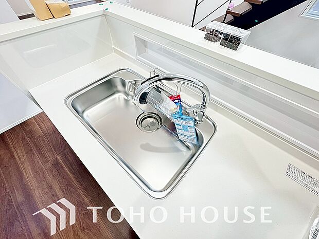 クリアな水が毎日使え見た目にもスマートな浄水器一体型。お料理などで安心して使える人気の機能です。