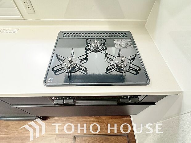 見た目に美しくインテリア性にも優れお掃除も簡単。3口コンロで忙しくても同時に調理で便利ですね。