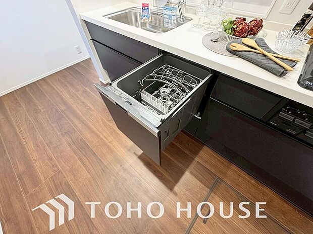 昨今主流のスリムタイプのレンジフード。スタイリッシュな見た目からインテリアとしても人気がある型です。