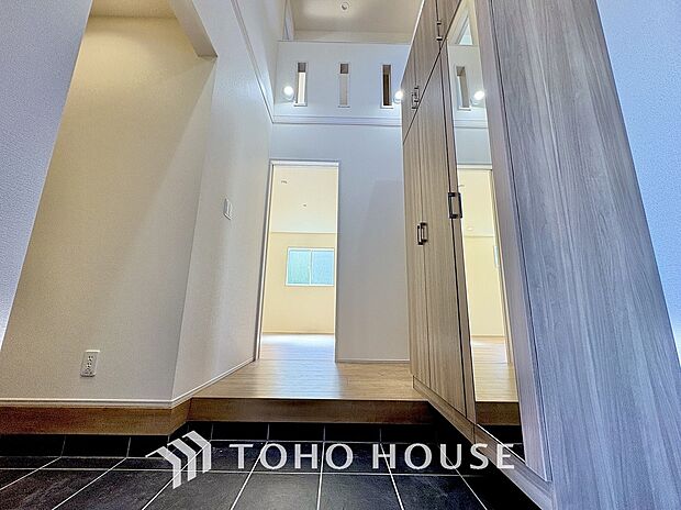 吹き抜けを採用した玄関は開放感のある空間となっています。明るい玄関は、毎日がワクワクしそうです。