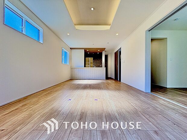 リビングも広く設け、訪れる人々を暖かく迎えてくれます。