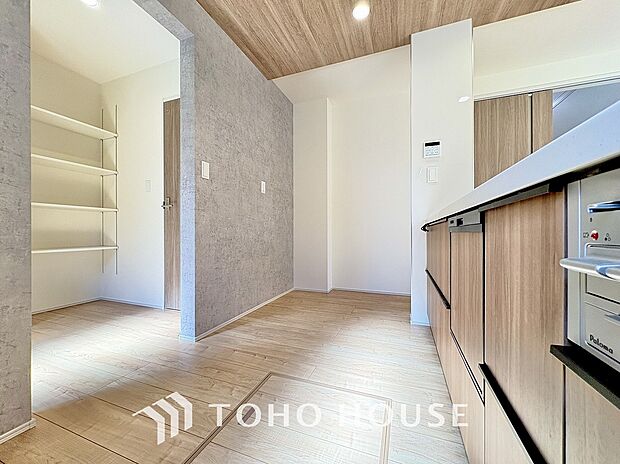 パントリーには食料品のストックや使用頻度が少ないキッチン家電などを収納することができます。