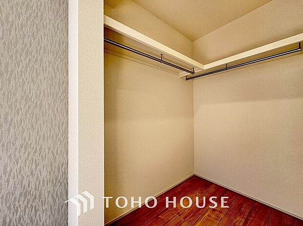 奥行きあるクローゼットを採用。衣装ケースや、掃除機といった物を収納できるような造りになっております。