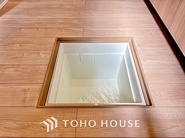 スペースを上手く活用した床下収納はあると何かと便利。食料のストック品はもちろん、掃除用具など。