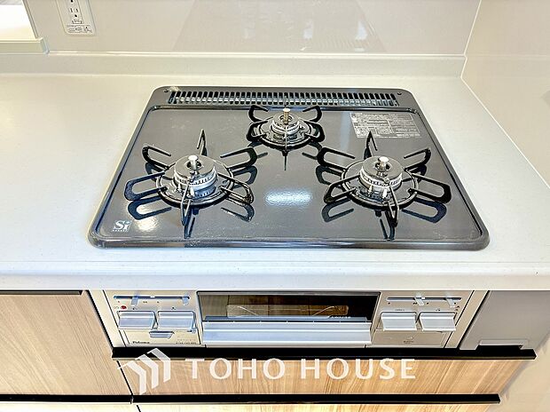 3口コンロは一度に複数のお料理を作ることができるメリットがあります。毎日のキッチンタイムを効率よく。