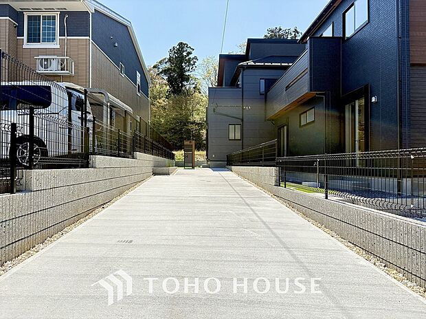 ゆったりとした駐車スペースを確保いたしましたので、大きめのお車でも駐車可能です。