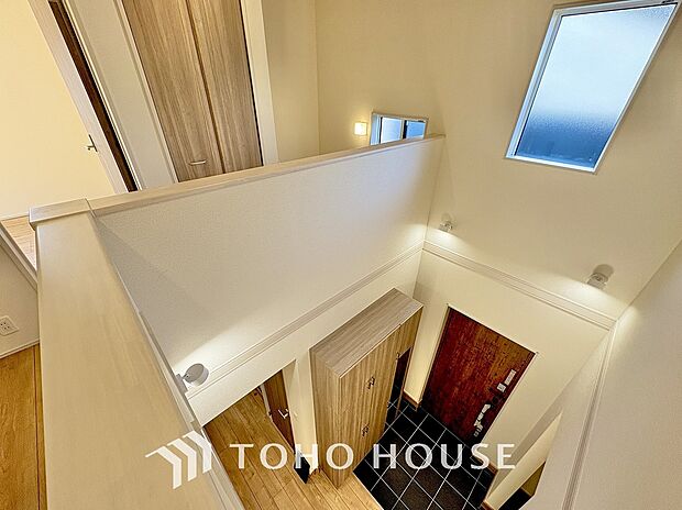 吹き抜けから降り注ぐ優しい光、開放感のある住空間をお届け致します。是非この開放感をご覧頂きたいです。