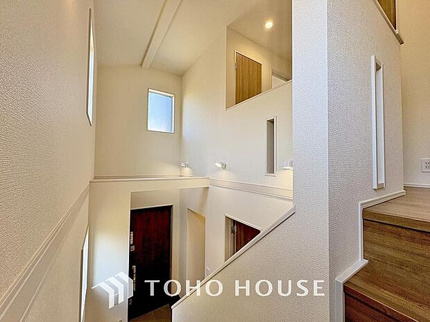 吹き抜けを採用した玄関は開放感のある空間となっています。明るい玄関は、毎日がワクワクしそうです。