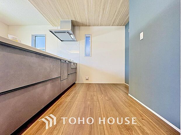 キッチンの収納は、デッドスペースになりやすい箇所を有効活用できる、スライド式収納を採用しました。