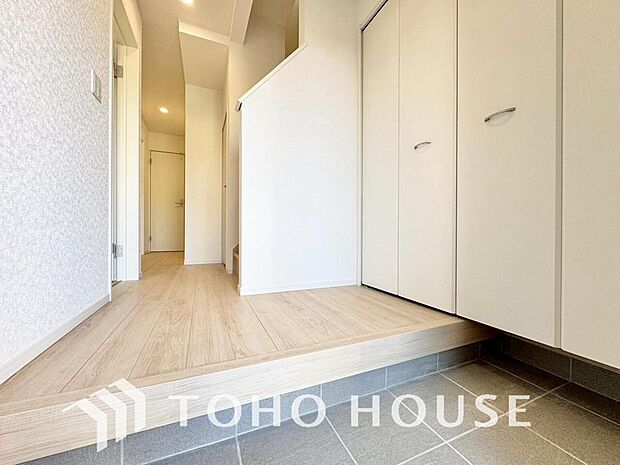 玄関そばの廊下収納。日用品のストックや防災グッズを置いたりと、何かと便利に使えます。