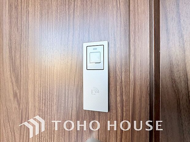 ICチップを用いたカードやボタンなどで玄関扉の鍵の施錠・解錠が出来る設備。