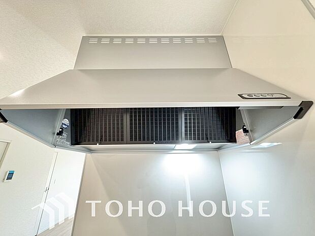 キッチンの換気扇はスタイリッシュなデザインで、日々のお手入れもラクラクな仕様となっております。