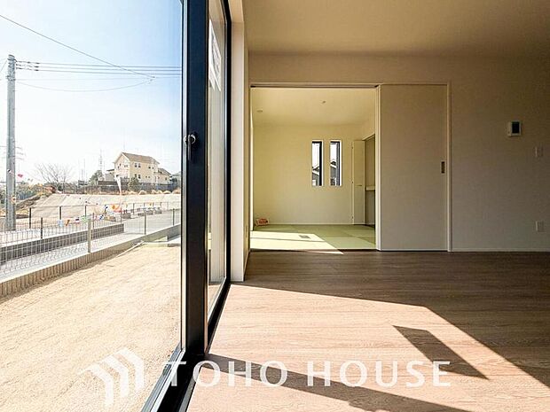 光が注がれる青い空から鮮やかに赤色にゆっくりと染まる。そんな優しい時間がここでは流れてゆく。