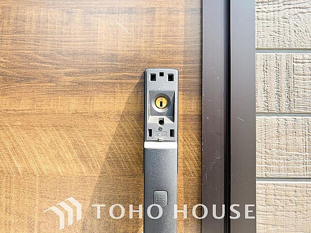 ICチップを用いたカードキー等で玄関扉の施錠＆解錠が出来る設備。最近は鍵穴の無いドアも増えてます。