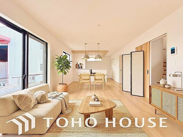 広いＬＤＫでは家族が集まり一緒の時間を過ごせる工夫がされております。※家具・家電はCGです。