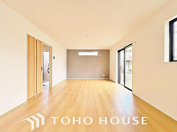 リビングも広く設け、訪れる人々を暖かく迎えてくれます。