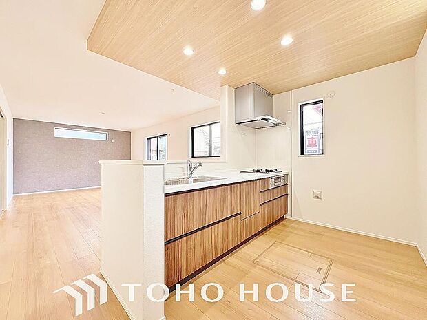 広々キッチンを採用。みんなで作った料理を召し上がりながらの会話は、どのような物になるのでしょうか。