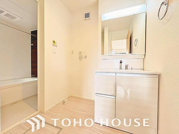 手で洗いたい大切な服など、広く使えると助かる洗面台は汚れの付きにくい形状と素材で造られております。