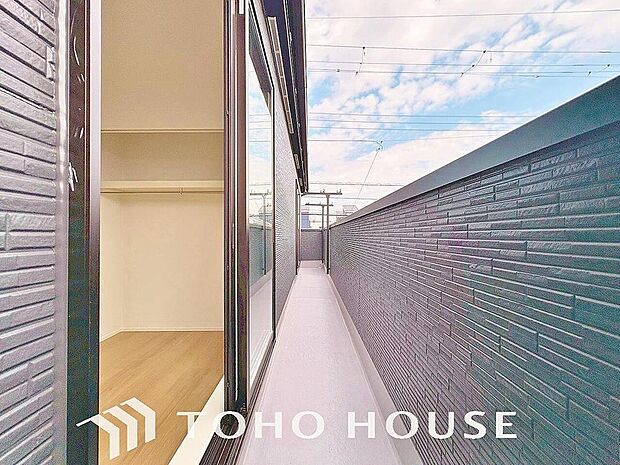 頬をなでる優しい風を感じることが出来るバルコニー。つい深呼吸をしたくなる気持ちの良い眺望です。