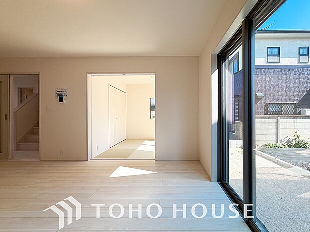 リビングも広く設け、訪れる人々を暖かく迎えてくれます。