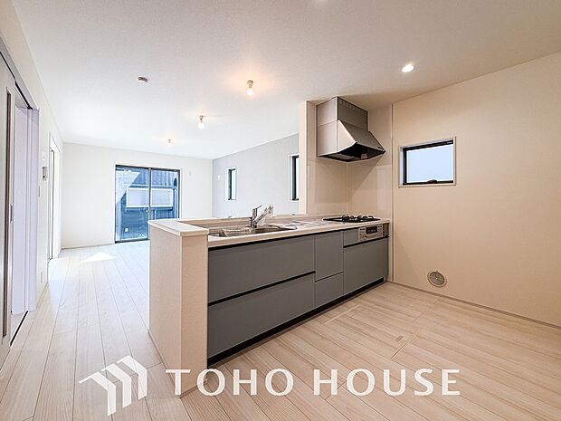 広々キッチンを採用。みんなで作った料理を召し上がりながらの会話は、どのような物になるのでしょうか。