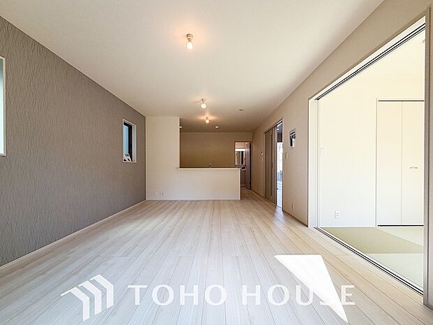 光が注がれる青い空から鮮やかに赤色にゆっくりと染まる。そんな優しい時間がここでは流れてゆく。