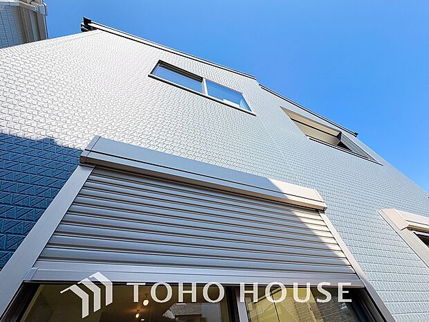 台風などの激しい雨風からお家を守るのはもちろん、空き巣対策などの防犯抑止や防音にも効果を発揮します。