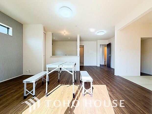 リビングも広く設け、訪れる人々を暖かく迎えてくれます。