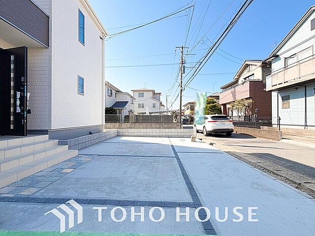 ゆったりとした駐車スペースを確保いたしましたので、大きめのお車でも駐車可能です。