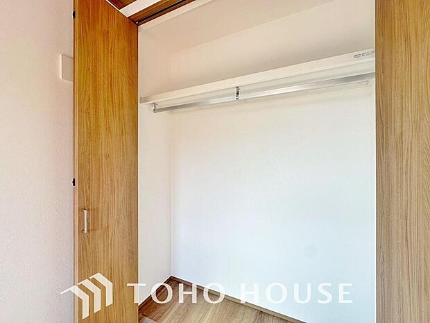 建物内部の収納には拘りました。共有部分に設けた収納。お荷物が多い方にも安心です。