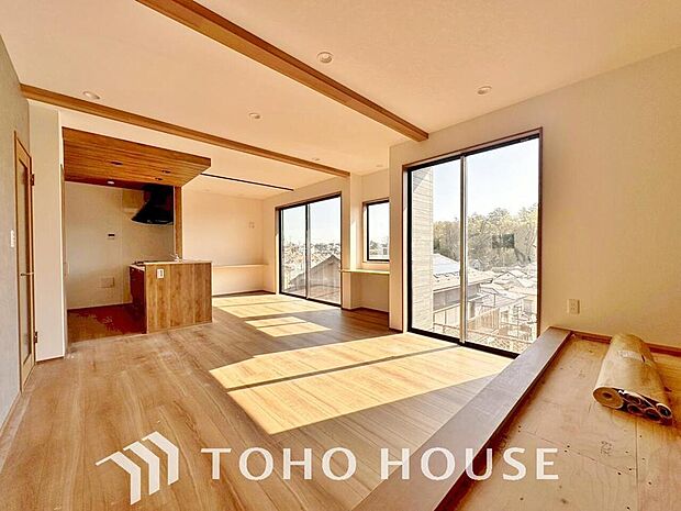 光が注がれる青い空から鮮やかに赤色にゆっくりと染まる。そんな優しい時間がここでは流れてゆく。