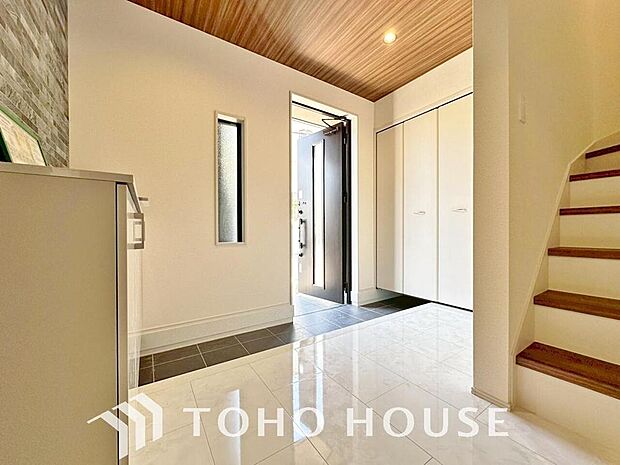 広々とした玄関スペースは何かと重宝します。ベビーカーも楽々置けるゆったりスペースが魅力です。