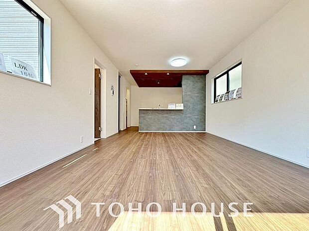 リビングも広く設け、訪れる人々を暖かく迎えてくれます。