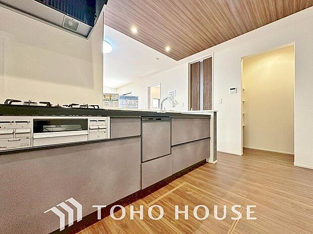 お料理の上手な方が、独壇場でお料理の腕を披露するスタイルに向いているキッチンです。