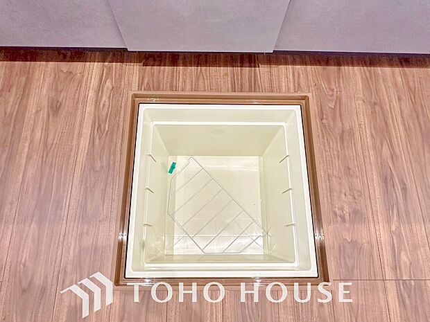 スペースを上手く活用した床下収納はあると何かと便利。食料のストック品はもちろん、掃除用具など。