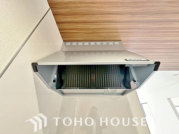 調理中の煙や臭いを効率的に排出し、キッチン空間を清潔に保ちます。