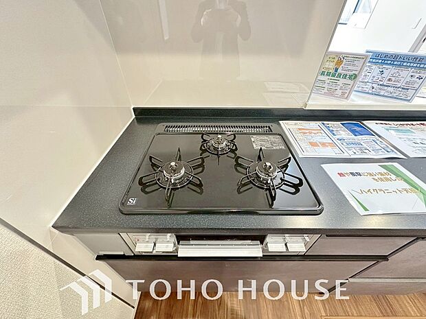 3口コンロは一度に複数のお料理を作ることができるメリットがあります。毎日のキッチンタイムを効率よく。