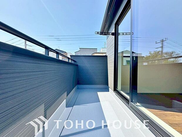 陽光に愛され、環境に恵まれ、家族に包まれた邸宅は、どんなに月日が経っても色褪せる事なく輝き続けます。